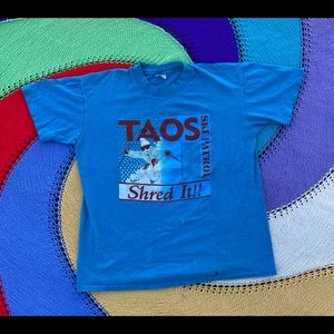 Vintage snow skiing tee